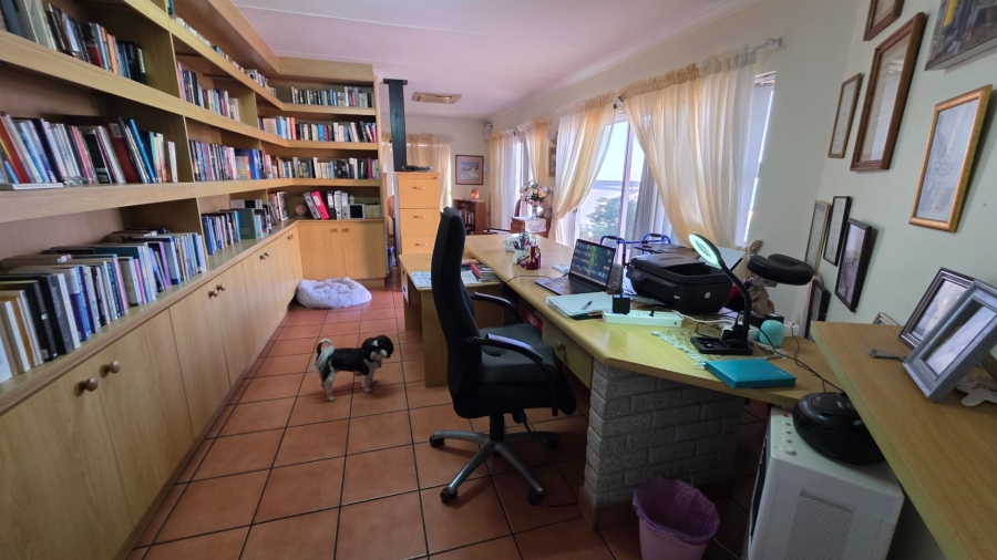 4 Bedroom Property for Sale in Boggomsbaai Western Cape